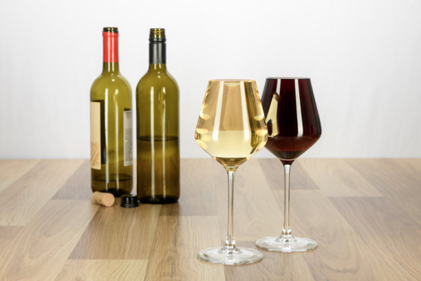 装满红酒和白酒的酒杯图片下载