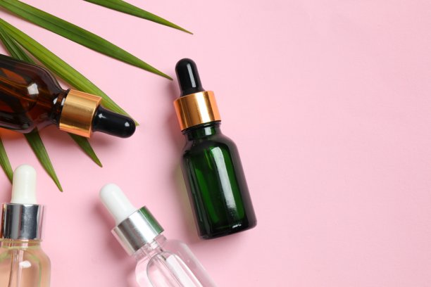 平铺的护肤品面部精华液瓶子图片下载