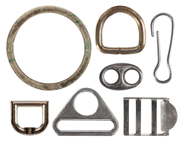 白色背景上孤立的生锈、磨损金属布扣照片。图片下载