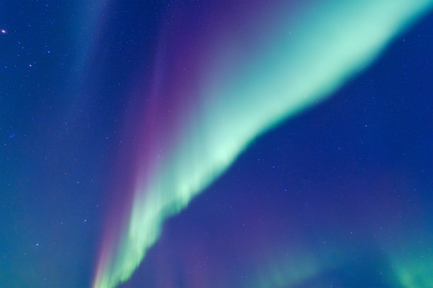 斯堪的纳维亚的北极光。背景为北极光。星空。天空中的光芒。北国的冬季景观。风景如画的景色。用作背景、壁纸、明信片的照片。图片下载