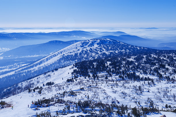 山脊在柔和的薄雾和天空中的鸟瞰图。美丽白蓝色的阿尔泰山峰在远方渐渐消失。简约自然抽象照片，自然冬日如画的景象，全景天际线。图片下载
