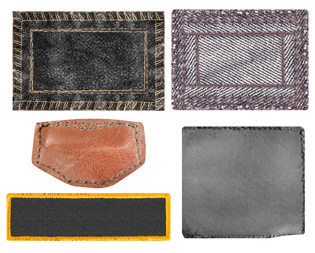 白色背景上孤立的各种彩色牛仔布贴片照片。图片下载