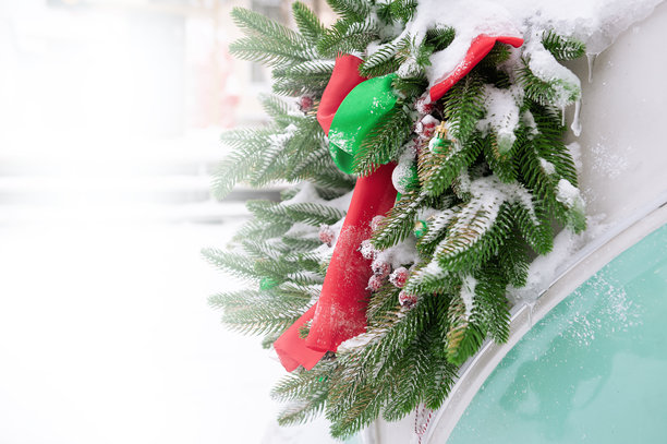 节日圣诞花环，饰有红绿丝带，装饰着一辆冬季的复古货车图片下载