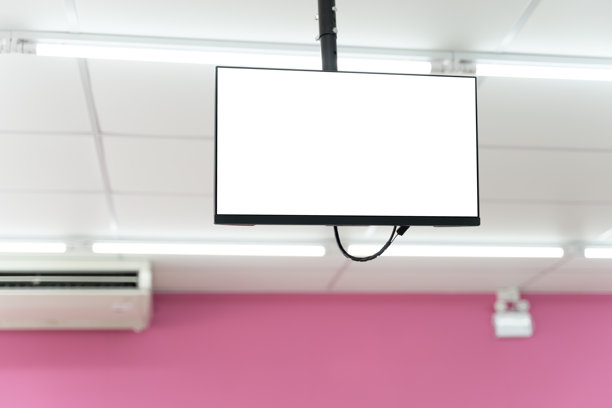 空白数字天花板屏幕，用于零售空间的广告模型、标牌展示和营销内容图片下载