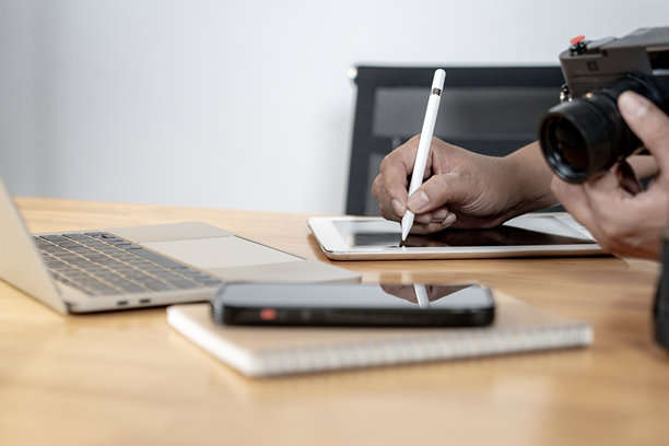 在家里的办公室，自由职业摄影师正在电脑上编辑照片图片下载