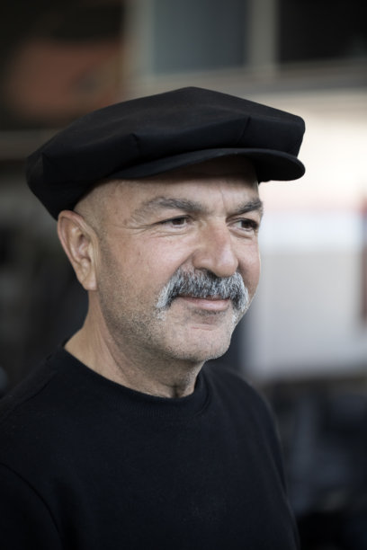 留着胡子和圆顶帽的中东/土耳其男士肖像照片图片下载