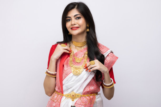 身着传统服饰的漂亮孟加拉年轻女孩，白色背景单视图照片图片下载