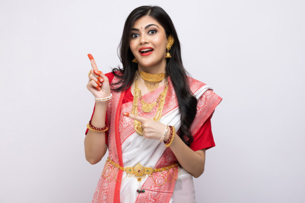 身穿传统服饰的漂亮孟加拉族年轻女孩，白色背景下的照片素材图片下载