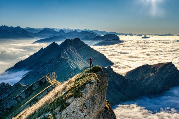 秋季徒步穿越雾气到达圣加仑的纳格尔弗鲁赫山峰斯皮尔。雾之上是真正美丽的景色。高质量照片。图片下载