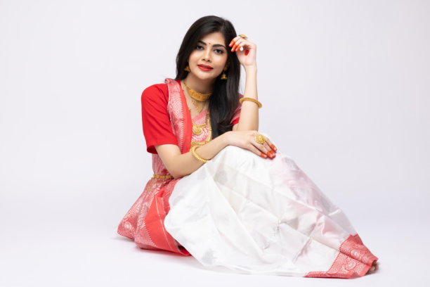 身穿传统服装的美丽孟加拉年轻女孩，白色背景素材照片图片下载