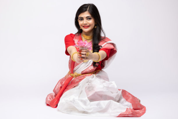 身穿传统服装的美丽孟加拉年轻女孩，白色背景下的素材照片图片下载