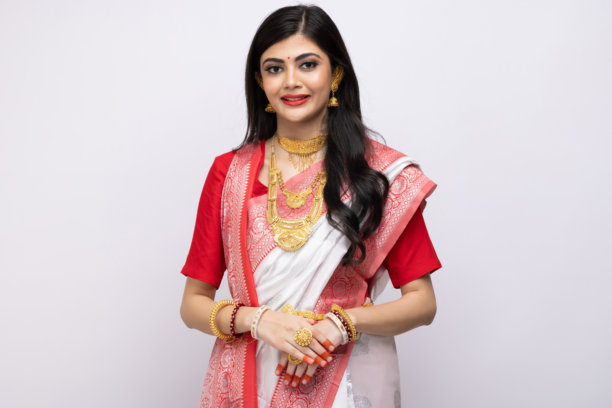 身穿传统服饰的漂亮孟加拉年轻女孩，白色背景下的照片素材图片下载