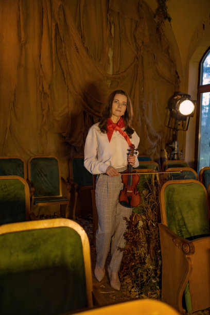 一位女子在复古剧院场景中拉小提琴图片下载