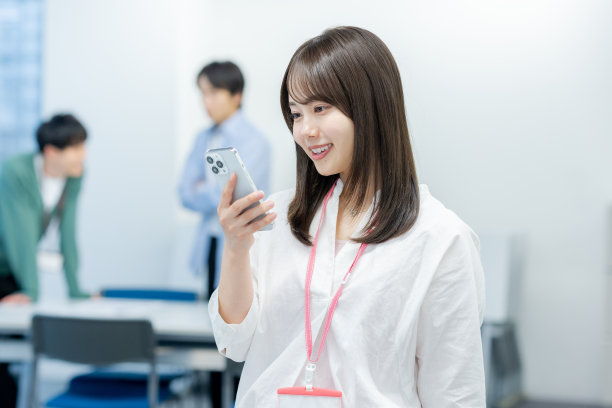 business woman working in the office图片下载