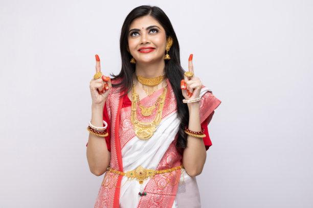 穿着传统服装的美丽孟加拉年轻女孩照片，白色背景孤立，素材照片图片下载