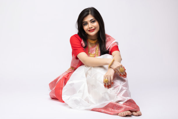 身着传统服装的漂亮孟加拉年轻女孩，白色背景素材照片图片下载