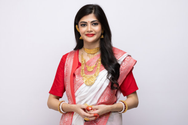 身着传统服饰的漂亮孟加拉年轻女孩，白色背景下的照片素材图片下载