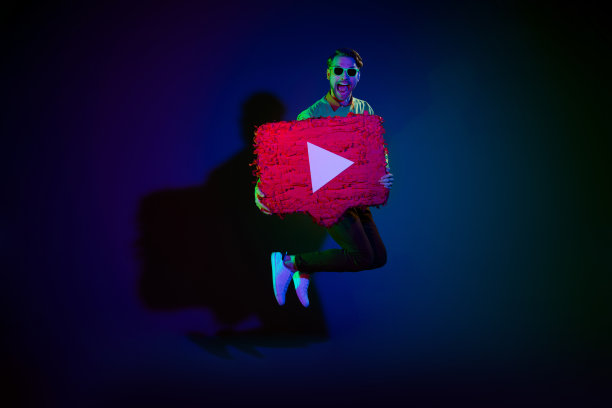 全尺寸照片，一个人跳起来，背景是社交媒体图标的纸拼贴画，孤立在渐变蓝色背景上图片下载