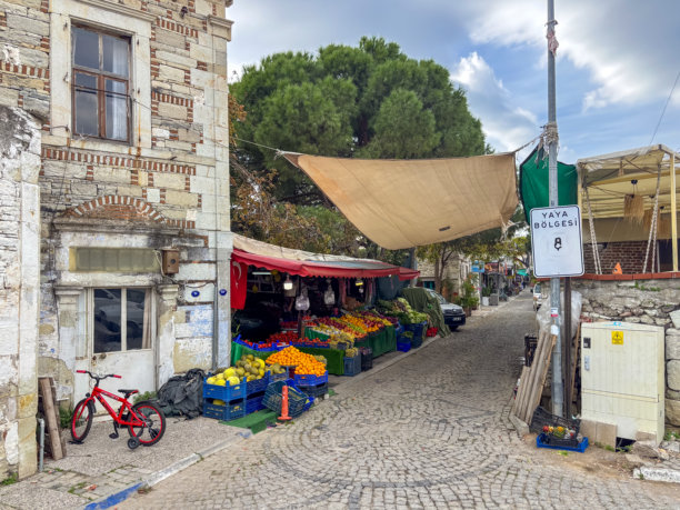 福卡伊兹密尔度假小镇的中心街道，两侧有餐厅和纪念品商店，HDR照片图片下载