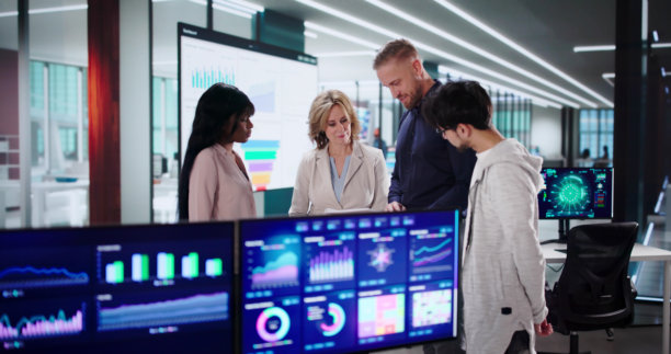 在多个屏幕上分析数据：多元化的商务会议图片下载