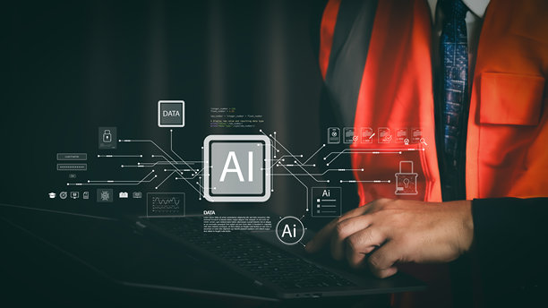身穿安全背心的工程经理使用笔记本电脑，屏幕上显示人工智能芯片和数据安全全息图。这是智能建筑工业4.0技术，用于数字化商业自动化网络。图片下载