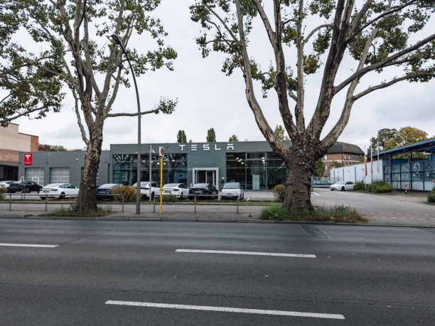 特斯拉电动汽车经销商的宽广城市景观图片下载