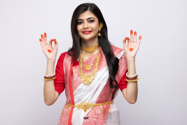 身着传统服装的漂亮孟加拉年轻女孩，白色背景素材照片图片下载