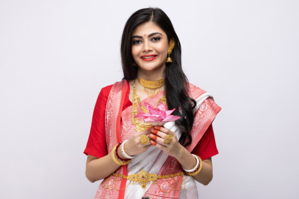 身穿传统服饰的漂亮孟加拉年轻女孩，白色背景下的照片素材图片下载