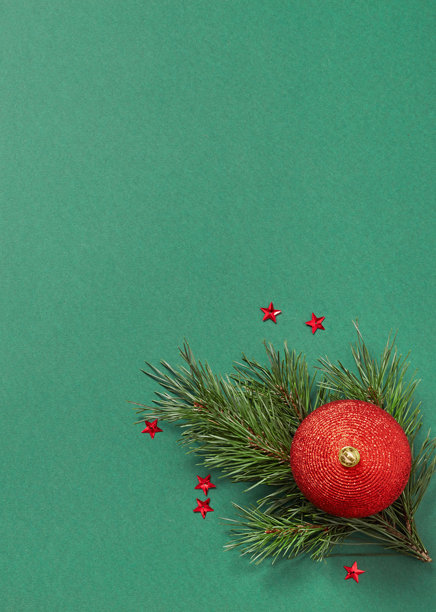 绿色背景上的圣诞装饰品俯视照片图片下载