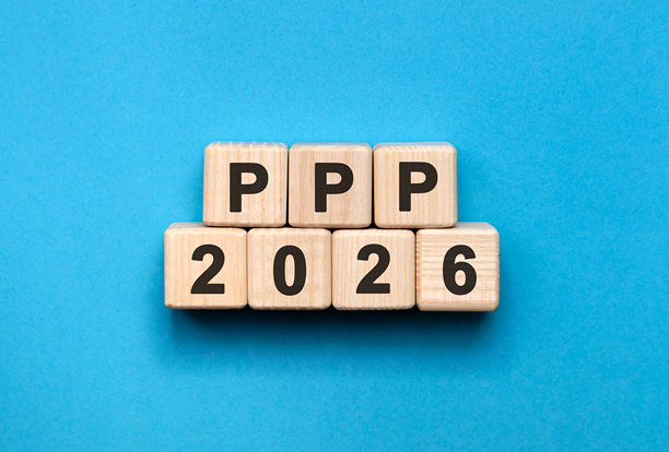 2026年新年概念，蓝色背景上的木制立方体图片下载