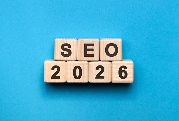 SEO 2026新年概念，蓝色背景上的木制立方体图片下载