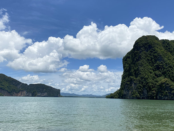 泰国攀牙湾。安达曼海，帆岩。覆盖着绿植的石灰岩悬崖，蓝天白云。海景，太平洋。热带岛屿，旅游天堂。横向照片图片下载