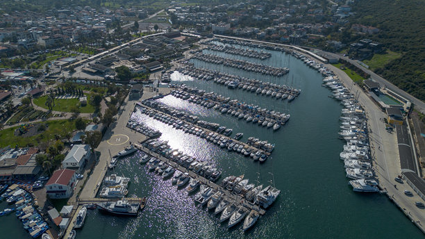 土耳其伊兹密尔希加吉克海滨，爱琴海，慢城塞费里希萨尔的无人机航拍照片图片下载