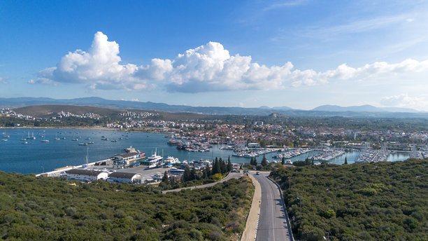 土耳其伊兹密尔西格阿奇克海滨，爱琴海慢城塞费里希萨尔的无人机照片图片下载
