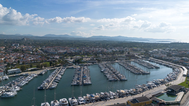 土耳其伊兹密尔西格吉克市（国际慢城）爱琴海锡加奇克码头的无人机照片图片下载