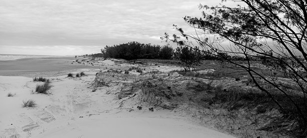 阴天海滩照片图片下载