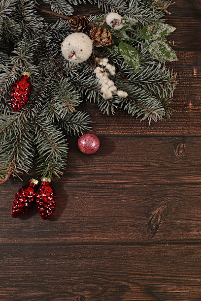 屏幕上的节日冬季贺卡和横幅，美丽的圣诞和新年背景，带有灯光、装饰品、玩具和活的杉树枝，节日广告的产品设计，平安夜概念。图片下载