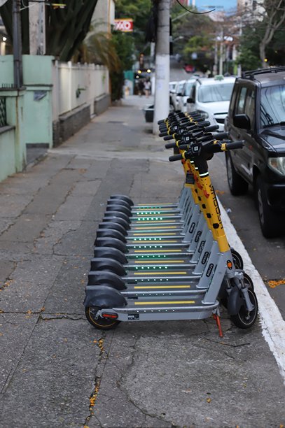圣保罗维拉玛丽安娜区，温伯特普里梅罗街的黄色电动滑板车取货点照片。图片下载