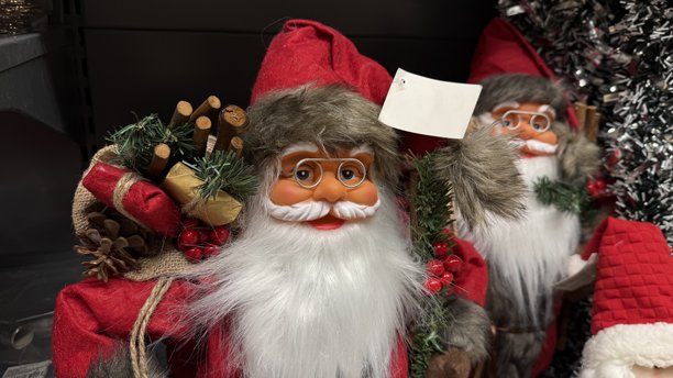 两尊传统斯堪的纳维亚圣诞老人玩偶的特写，配有复古节日饰品，陈列在商店货架上——圣诞装饰概念。标签模型图片下载
