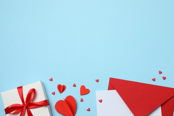 扁平化的红色心形礼物信封在粉蓝色桌面的样机照片图片下载
