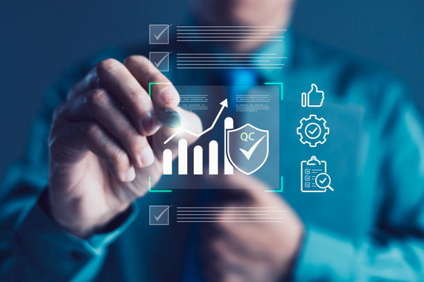商务人士触碰带有清单和增长图标的虚拟质量控制界面，涉及质量控制、流程优化和业务改进图片下载