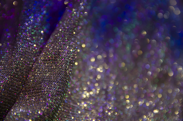 多彩闪亮背景。织物屏幕保护程序。节日装饰。光与散景。图片下载