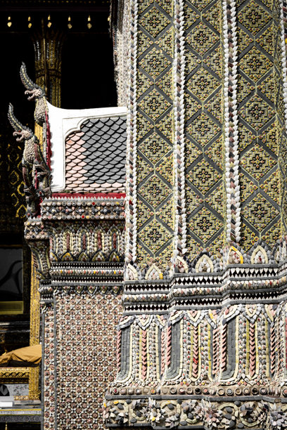 曼谷大皇宫寺庙建筑上错综复杂的马赛克装饰图片下载