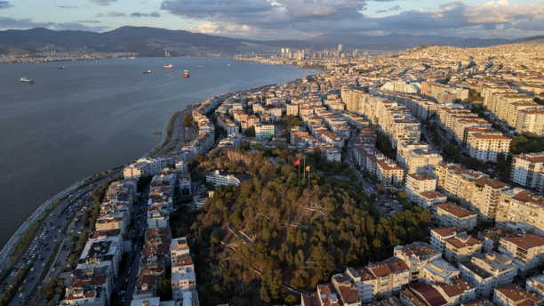 日落时伊兹密尔苏苏兹德德公园、哈塔街和居泽利亚里社区的航拍图 – 库存照片图片下载