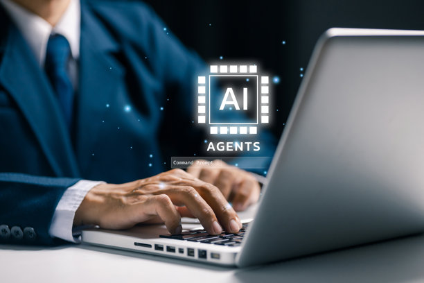 人们在笔记本电脑上打字，屏幕上浮现出人工智能代理界面，代表着人工智能自动化、机器学习处理、数字助理系统和先进技术操作。图片下载