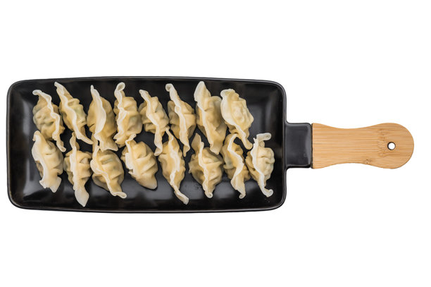 柔软褶皱的亚洲饺子，内馅鲜美，盛放在深色盘子上，俯视拍摄，非常适合用作图库图片和菜单设计。图片下载