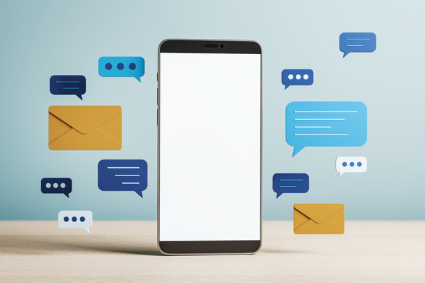 木质表面上的智能手机，屏幕空白，周围环绕着聊天气泡和邮件图标，背景为浅蓝色。3D渲染。图片下载