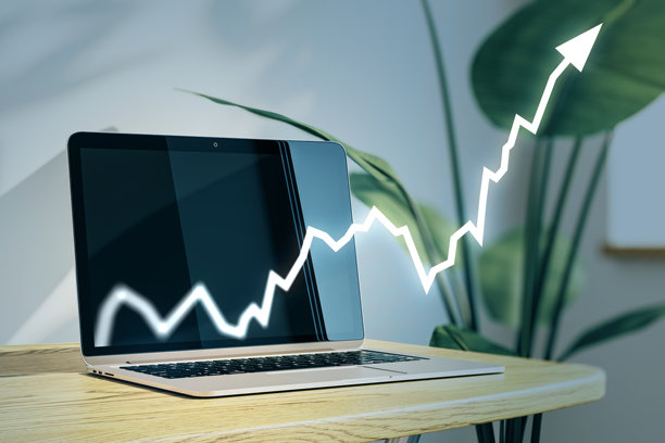 现代办公室的木质办公桌上，笔记本电脑屏幕中出现向上增长的箭头，背景是抽象的绿植，象征着商业成功。3D渲染图片下载