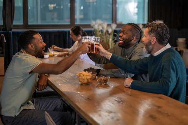 多元化的商业高管在现代办公室酒吧享受社交时光图片下载