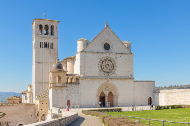意大利阿西西圣方济各圣殿外观，包含玫瑰窗、哥特式门廊和上教堂立面。图片下载